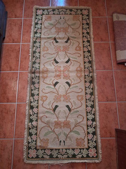 5 tapetes e carpetes de arraiolos. Peças antigas e artesanais. Em bom estado.