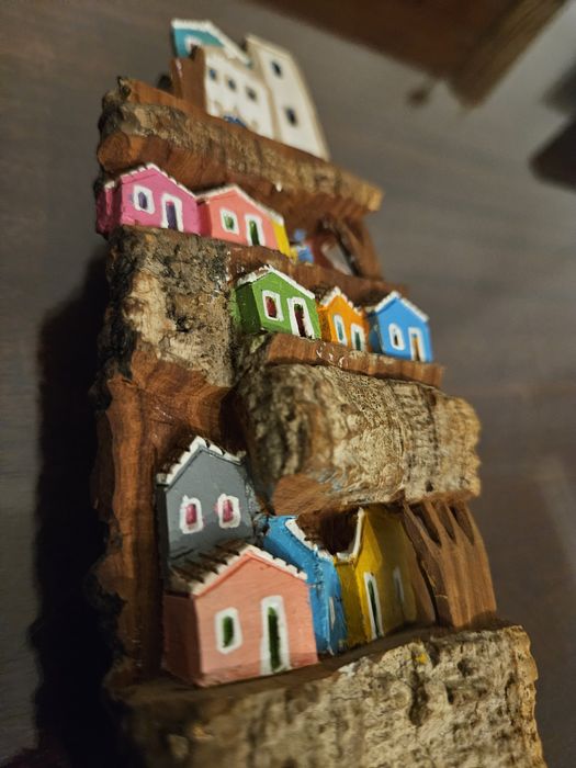 Pequena estatua em casca de árvore