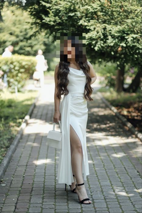 Елегантна біла сукня з розрізом І святкова