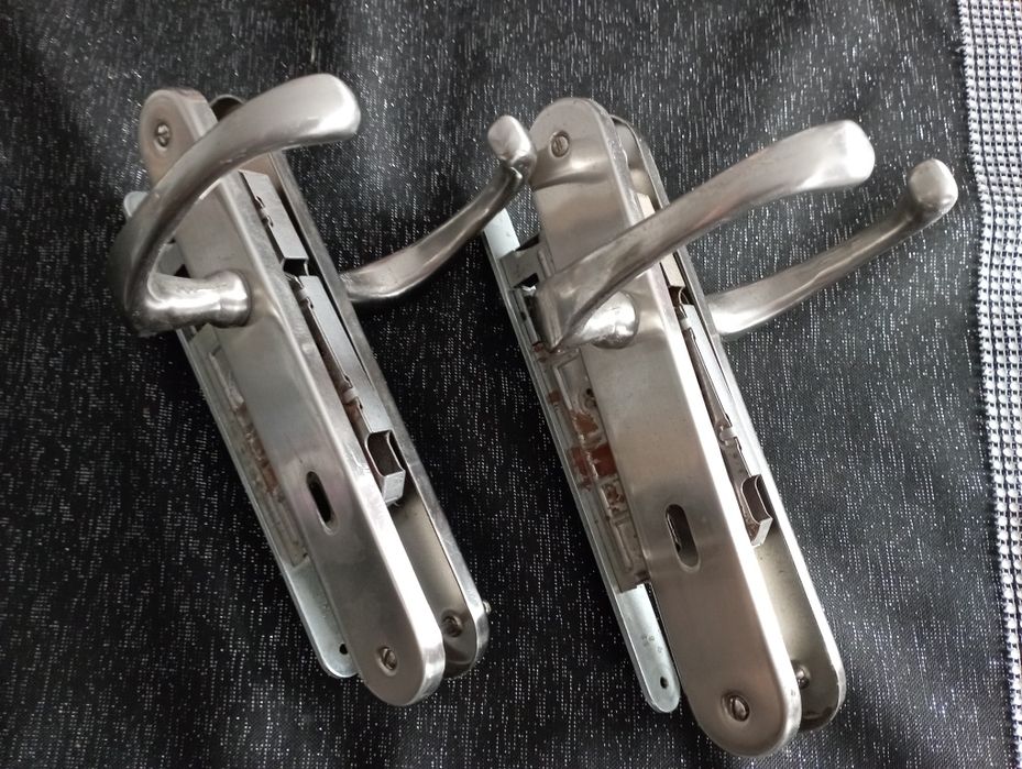 Dwie pary klamek do drzwi