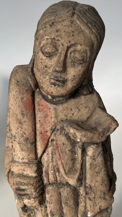 Escultura religiosa de feição arcaica/gótica
