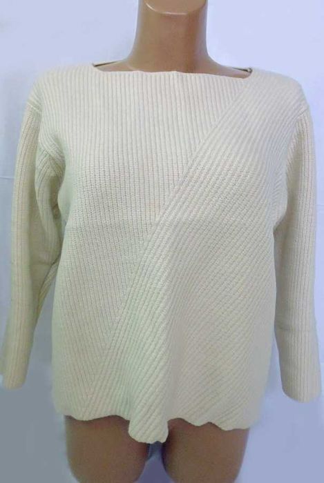 Светр кольору слонової кістки- 50% вовни.
