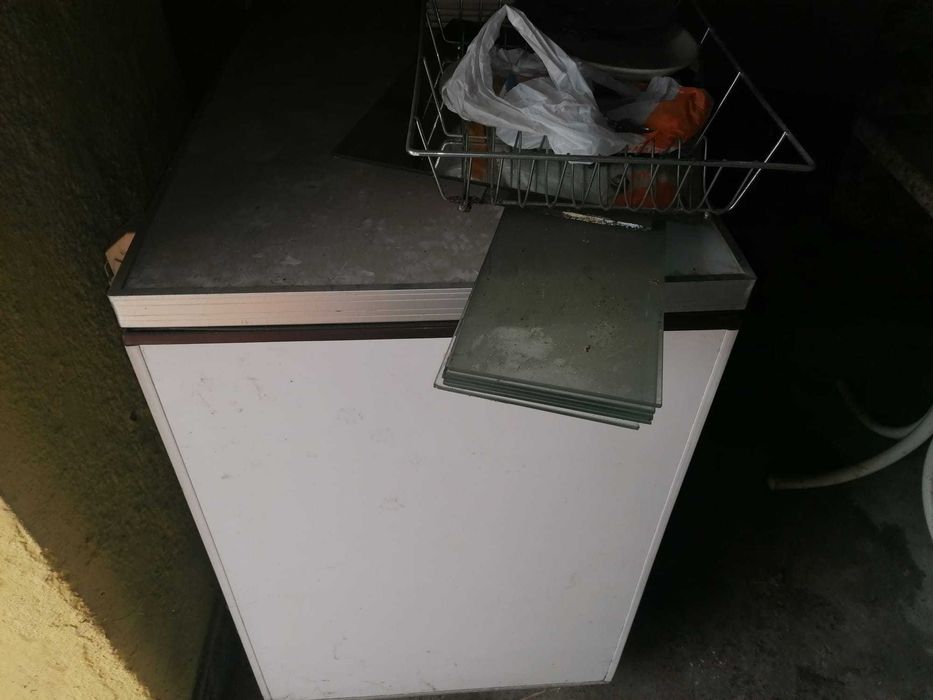 Balcões em aluminio e arca frigorifica de antigo restaurante.