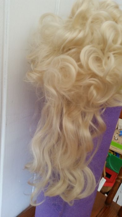 Peruka profesjonalna - lokowana blond długa