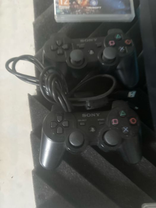 PS3 com comandos cabos e jogos