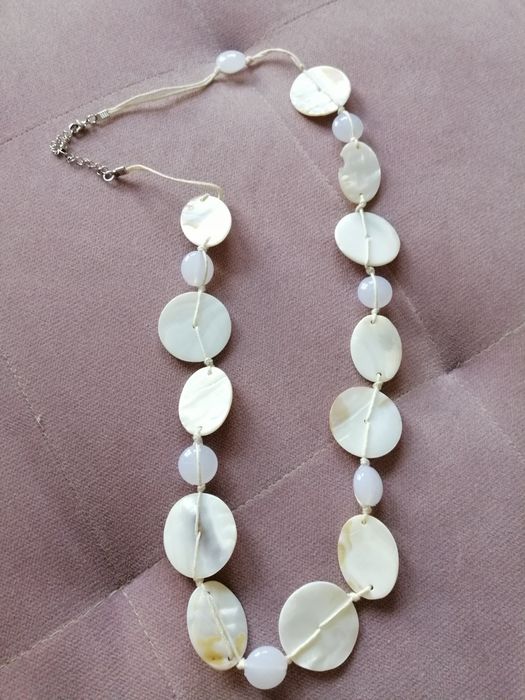 Naszyjnik muszle rzemyk ecru 40 cm z kolekcji morska - z małą wadą