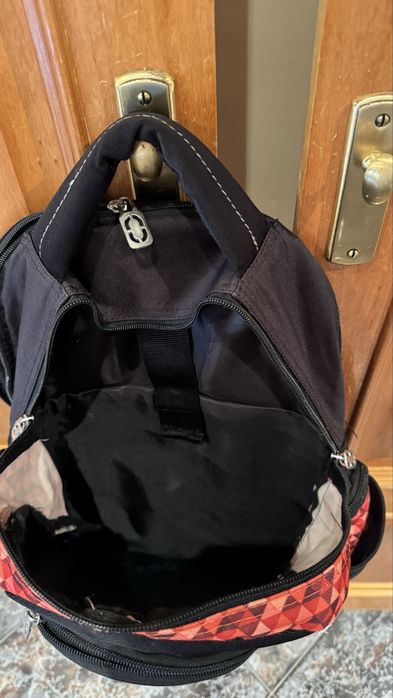 Mochila vermelha e preta