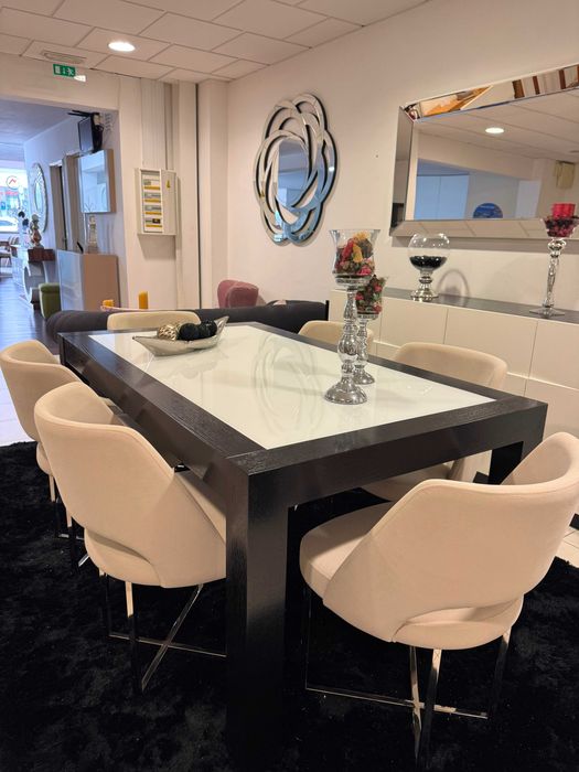 Sala de Jantar completa em exposição (mesa+cadeiras+aparador+moldura)