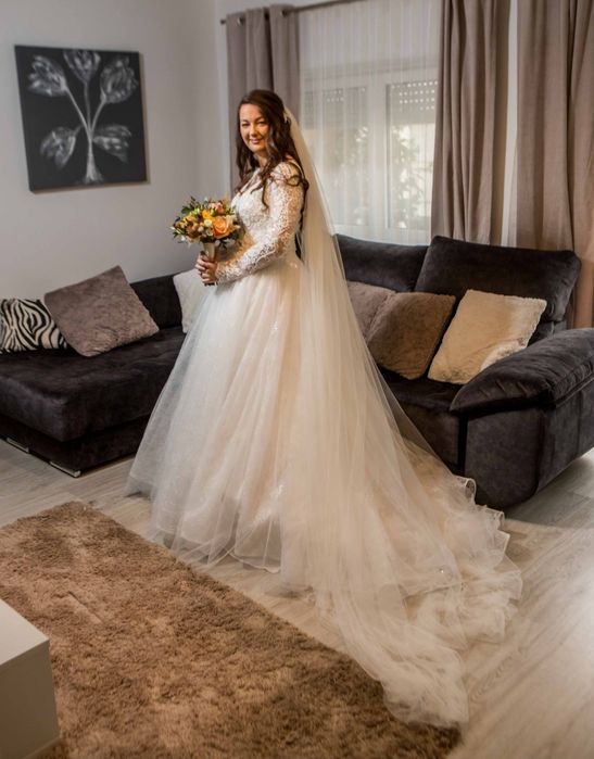 Vestido de noiva AriaBride com véu pronovias