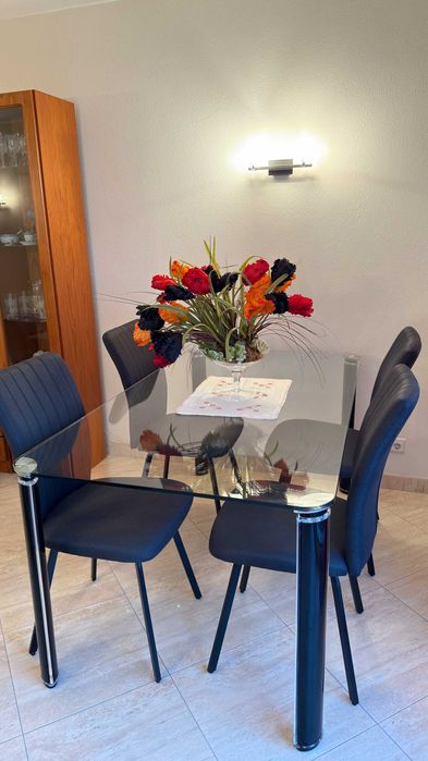 Mesa em vidro + 4 cadeiras estofadas – conjunto completo