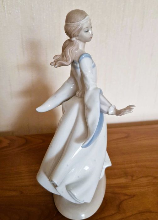 Figurka kolekcjonerska Kopciuszek Lladro CINDERELLA #4828