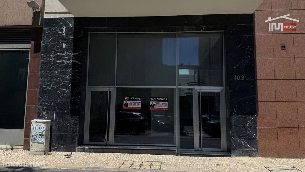 Renovated Shop on Ground Floor and Basement, 232 m² – Av. Duque de Loulé / Lisbon