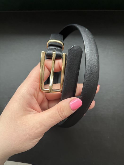 Kalsyczny czarny pasek damski z ekoskóry ze złotą klamrą 105 cm