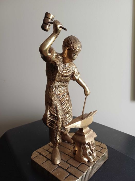 Escultura Antiga "Ferreiro com Bigorna " em Bronze Maciço