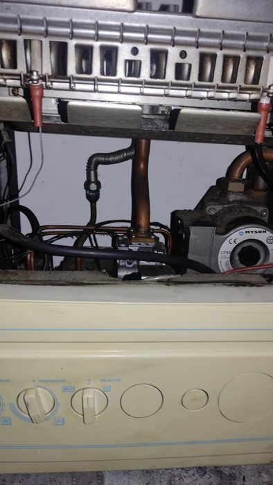 Caldeira a gás aquecimento e águas quentes