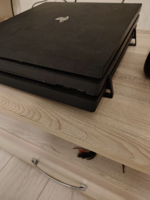 Playstation 4 pro 1tb б/у два геймпада