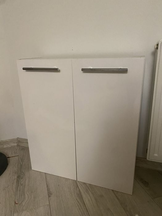 Biała szafka na ścianę