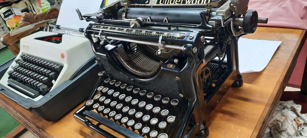 Duas máquinas de escrever