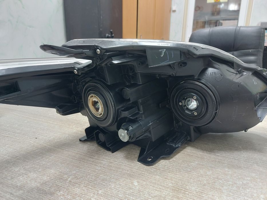 Продам левую фару Toyota Prius