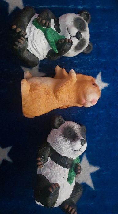 Trzy figurki zwierząt pandy i królik
