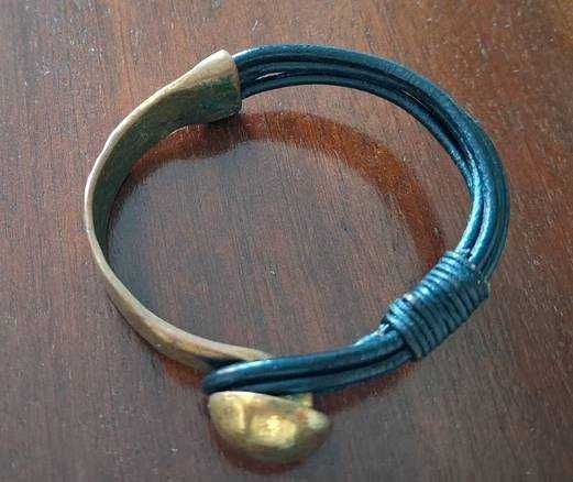 Pulseiras cabedal e metal