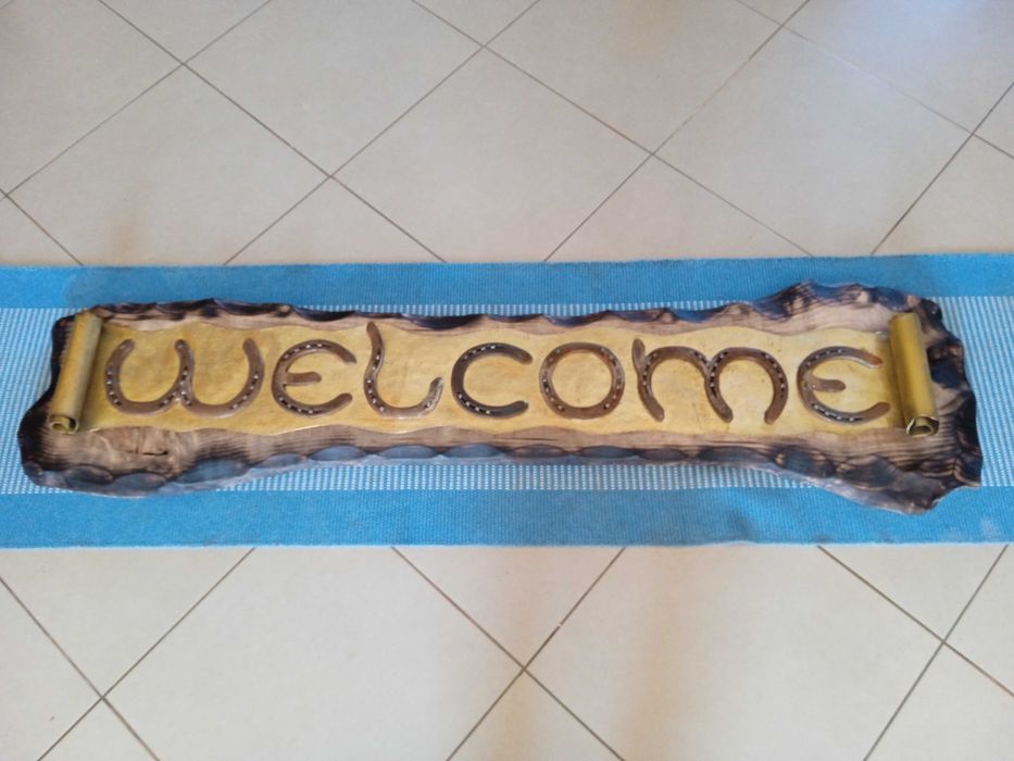 Placa decorativa em madeira de castanho com ferraduras