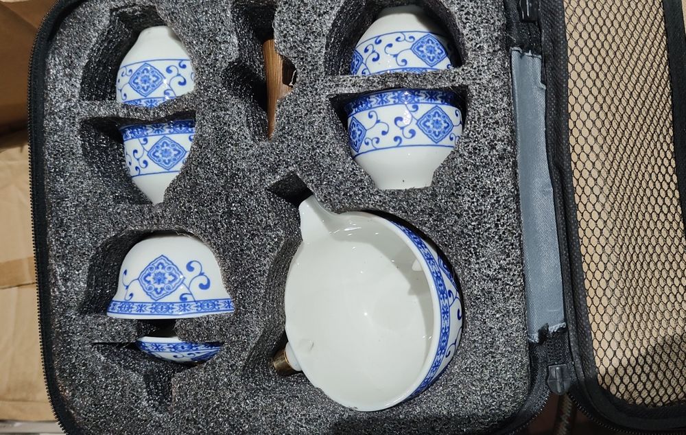 czajniczek podróżny jasnoniebieski z filiżankami