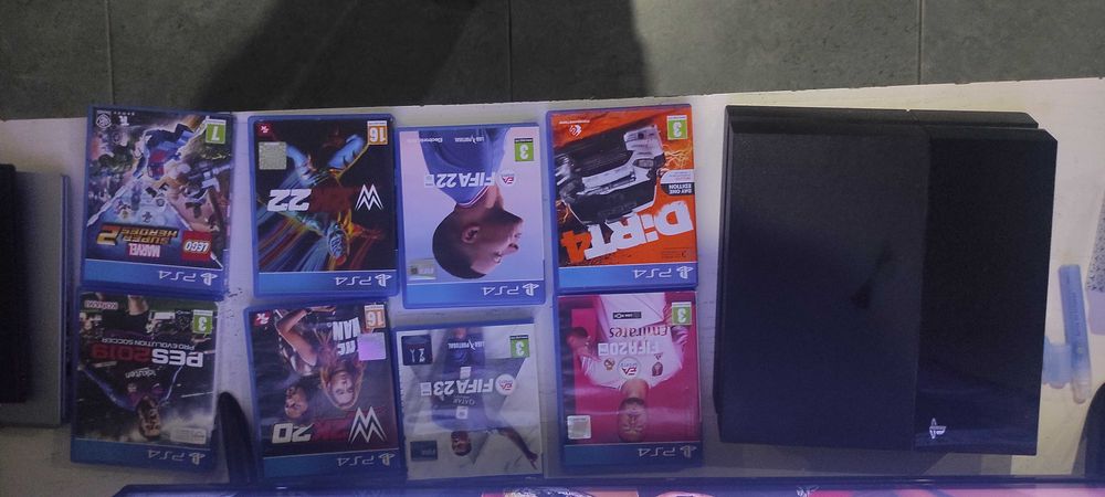 Playstation 4 com alguns jogos