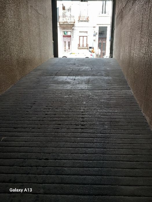 Alugo lugar de garagem  12m2. JUnto deAv República  em Gaia ,