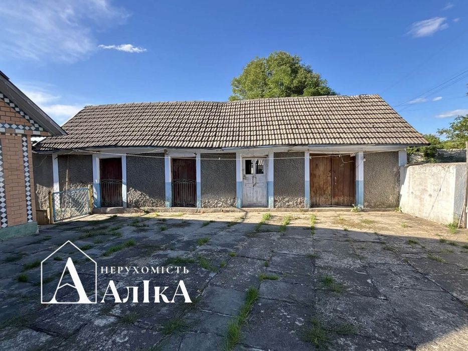 Продам просторий будинок неподалік міста