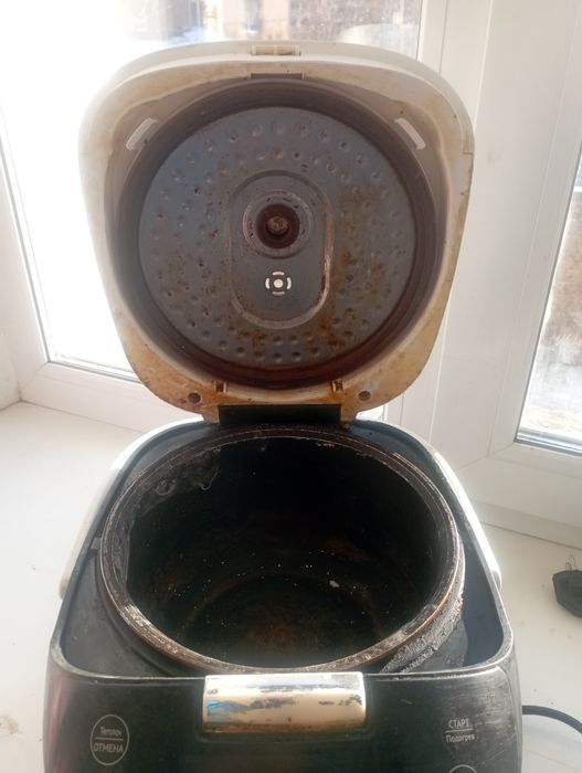 Мультиварка стара Redmond працює