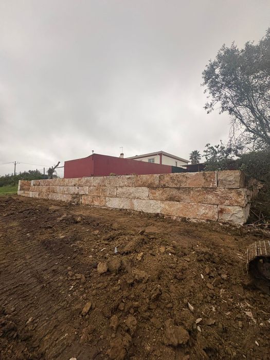 Muros em  blocos de pedra natural