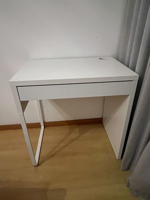 Secretária com gaveta