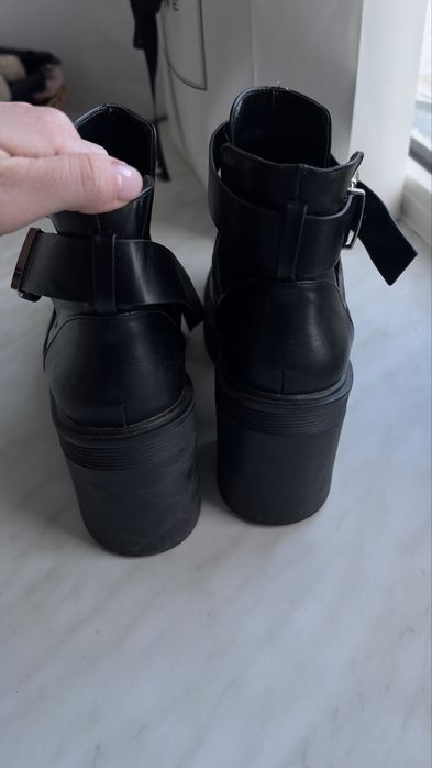 Ботільйони чорні Stradivarius
