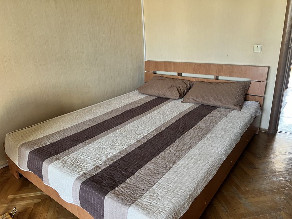 Двоспальне ліжко та матрас
