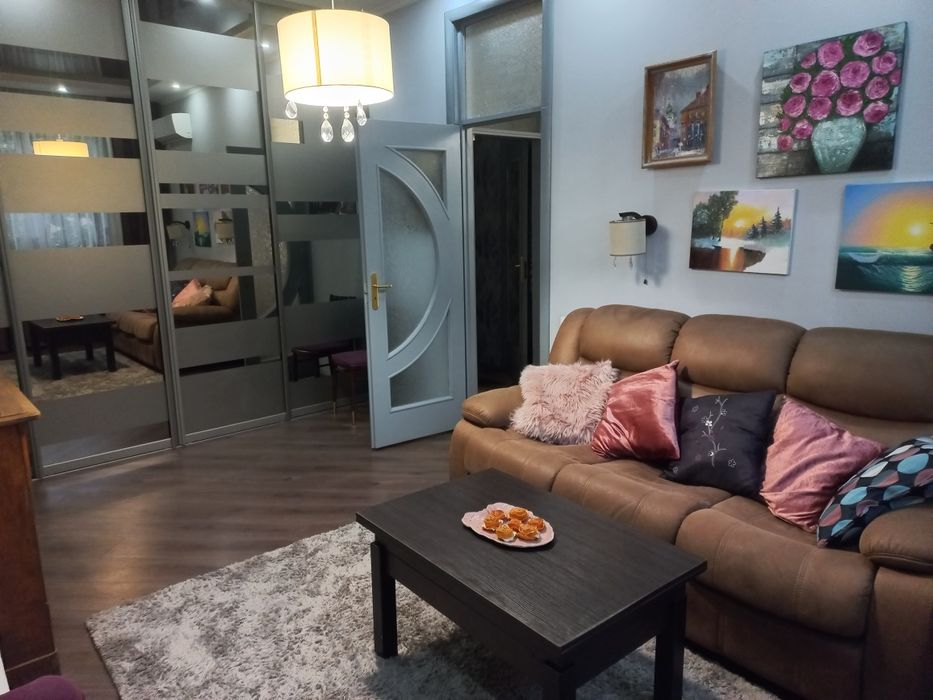 Здається кімната в 2х кімнатній квартирі в центрі. Для дівчини!