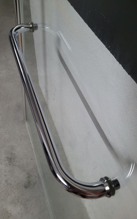 Painel de banheira com toalheiro