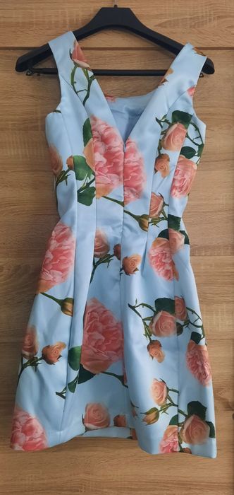 Elegancka sukienka w kwiaty MOHITO 34