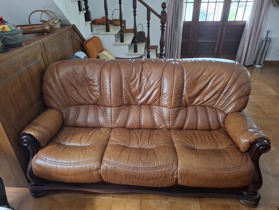 Sofá em pele e madeira