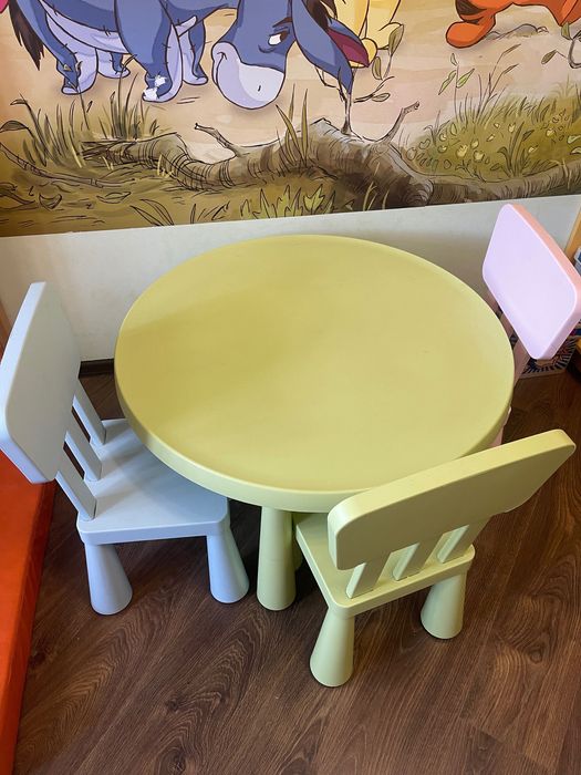 Стол Икеа детский +3 стульчика
