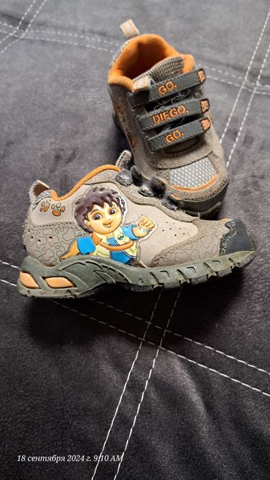 Фірмові кросівки