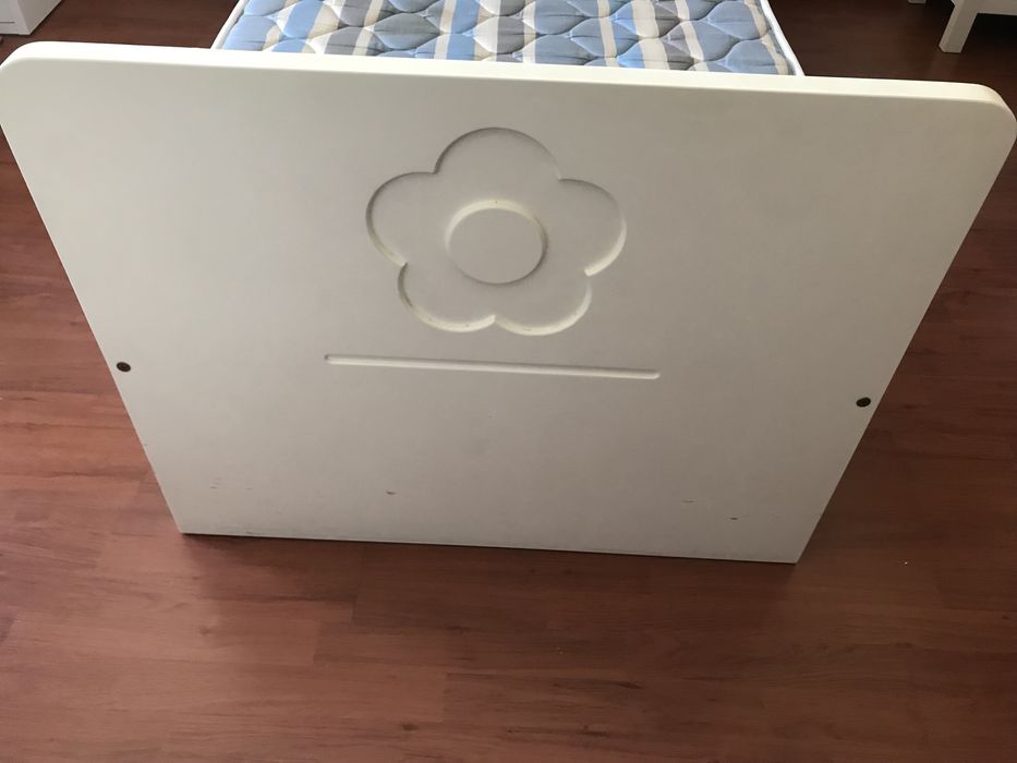 Cama branca com estrado e 2 gavetões