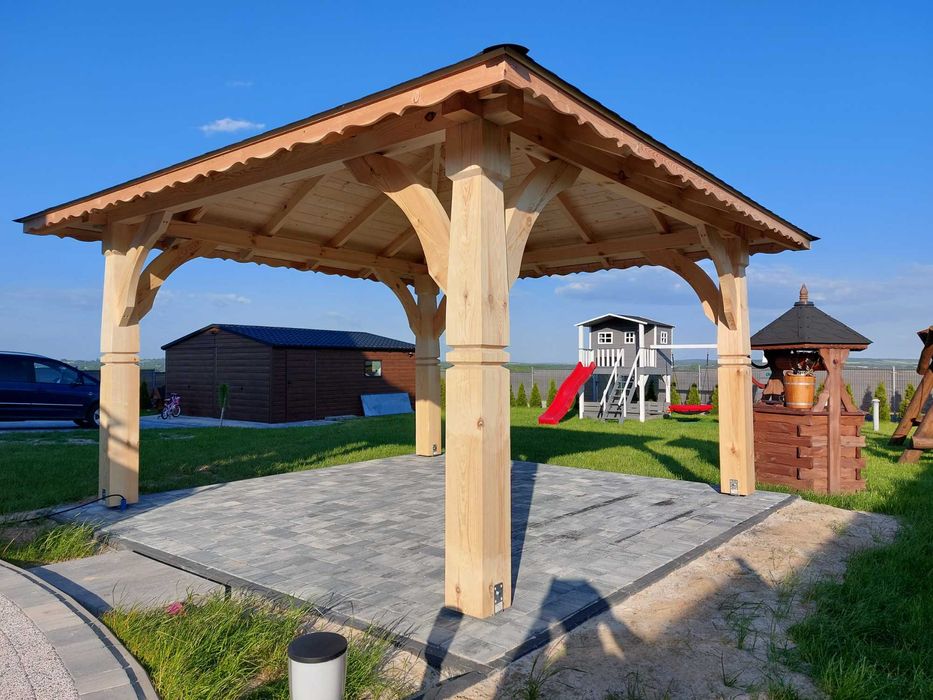 Altanka na masywnych rzeźbionych słupach Altanki Wiaty Altana Altany