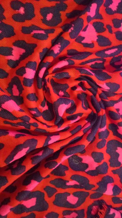 Платок з леопардовим принтом.