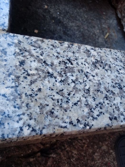 Granitowy nagrobek dziecięcy (115cm x 68cm) lub pomnik na urnę