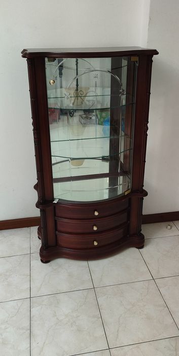 Cristaleira de vidro e madeira maciça