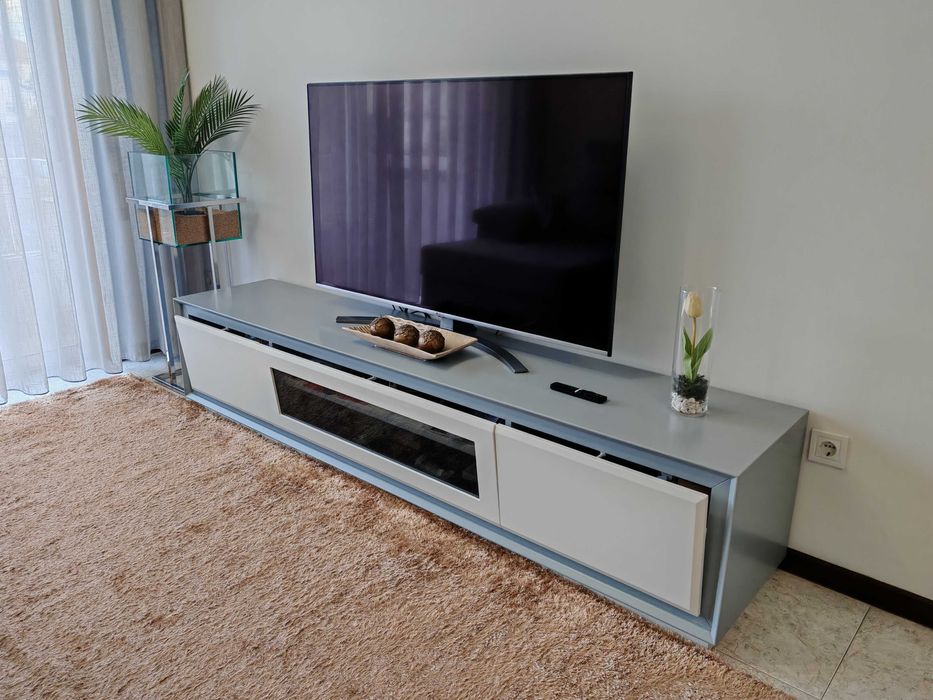 Móvel de TV 220cm | MDF Cinza e Branco | Portas Push-Click