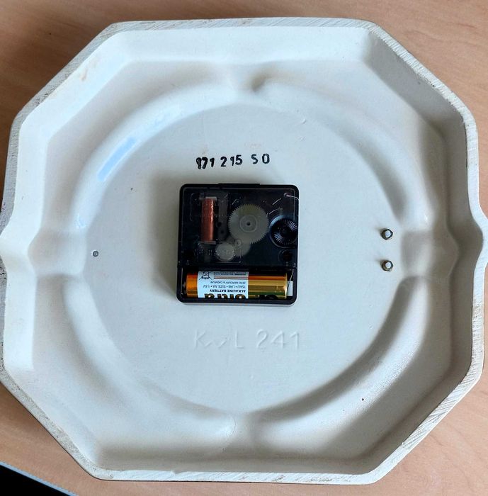 Ceramiczny zegar na ścianę retro