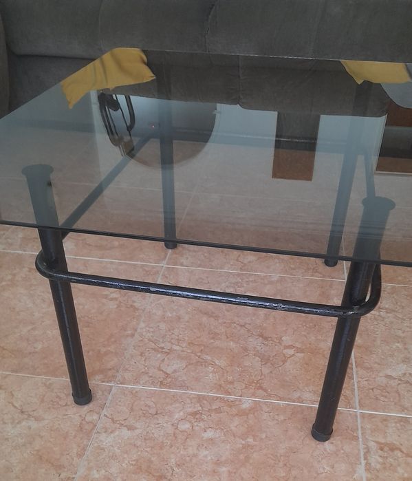 Mesa de centro vintage com tampo de vidro