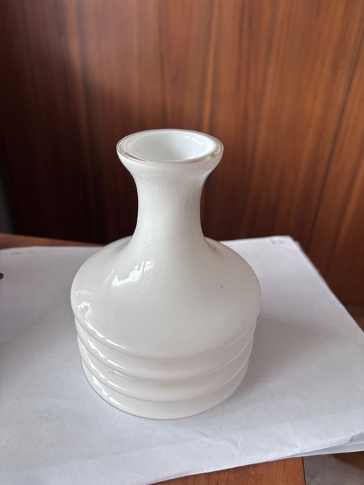 Biały wazon - kręgi retro prl